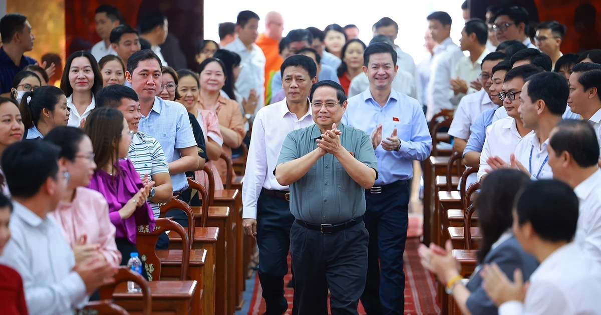 PM meets Can Tho voters, underscores breakthroughs in healthcare, education reforms