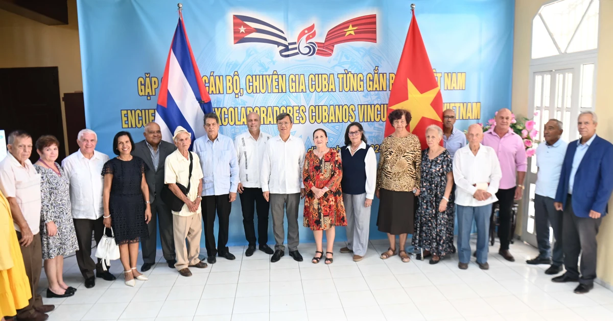 Vietnamese Ambassador to Cuba Le Quang Long (10th from right) and Cuban friends (Photo: VNA)