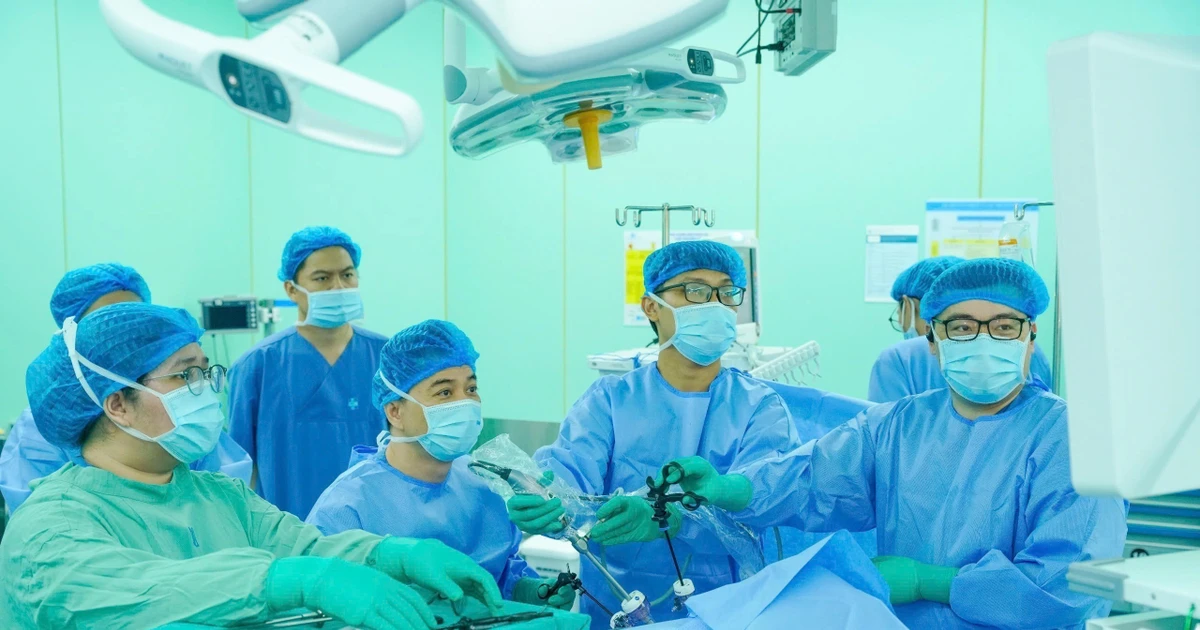 Indonesian patient travels to Vietnam for colorectal cancer surgery