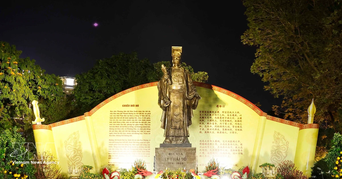 Party leader offers incense at Ly Thai To Monument, extends Tet greetings to Hanoi residents
