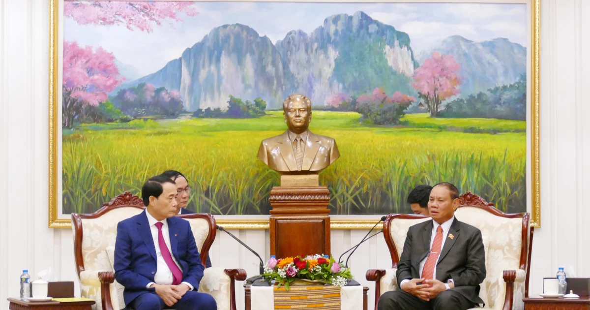 Senior Lieutenant General Le Quoc Hung (L), member of the Communist Party of Viet Nam (CPV) Central Committee and Deputy Minister of Public Security, and General Vilay Lakhamfong, Politburo member and permanent member of the Secretariat of the Lao People’s Revolutionary Party (LPRP) Central Committee. (Photo: VNA)