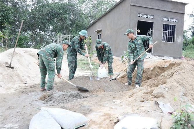 The house for a family affected by natural disasters is being urgently constructed by soldiers of Regiment 974, Khanh Hoa provincial Military Command. (Photo: VNA) 