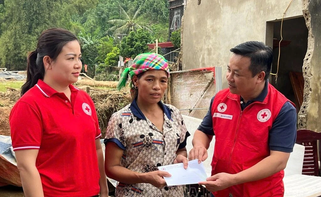 The Viet Nam Red Cross Society provides emergency relief to residents affected by Storm Matmo in Lao Cai province. (Photo: VNA)