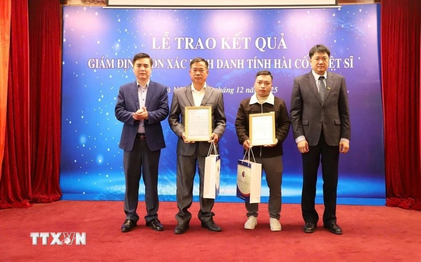 Professor Dr. Chu Hoang Ha, Vice President of the Vietnam Academy of Science and Technology, presents the DNA identification report of the martyr’s remains to the family. (Photo: VNA)