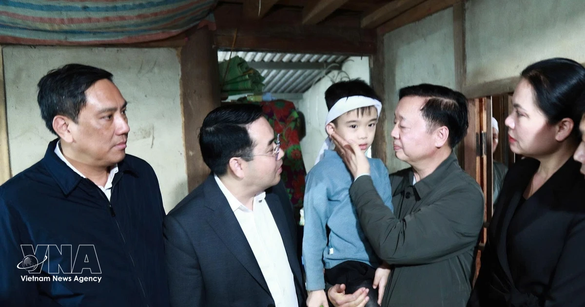 Deputy PM visits families of victims in Thac Ba Lake boat accident