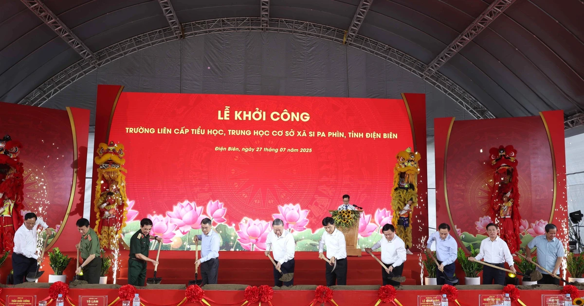 Party General Secretary To Lam (five from left) and other delegates at the ground-breaking ceremony (Photo: VNA)