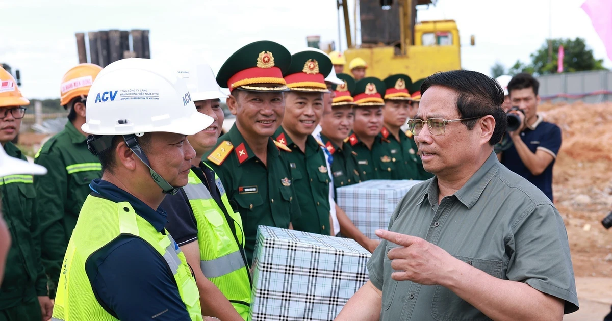Prime Minister Pham Minh Chinh (R) meets with the units constructing Terminal 2 of Dong Hoi Airport (Photo: VNA)