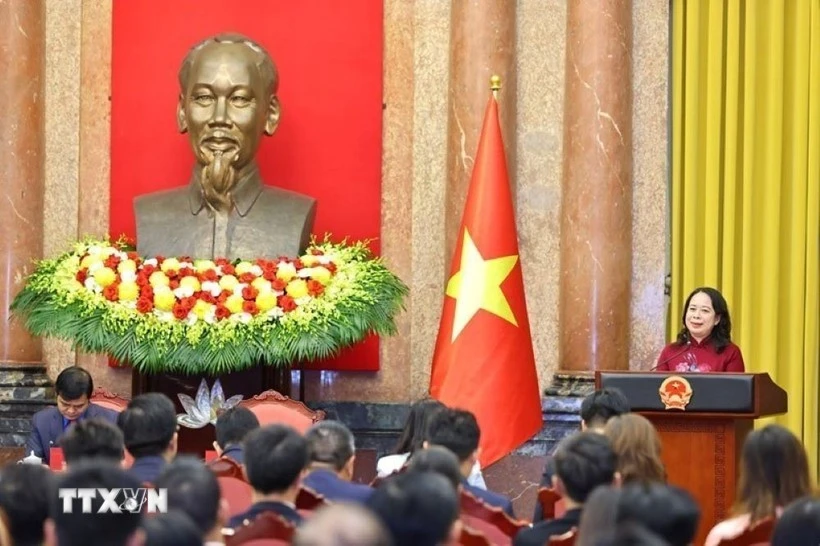 tate Vice President Vo Thi Anh Xuan speaks at the meeting with delegates of the sixth Global Forum for Young Vietnamese Intellectuals. (Photo: VNA)