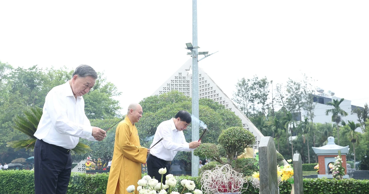 Party General Secretary offers incense in tribute to martyrs in Dien Bien