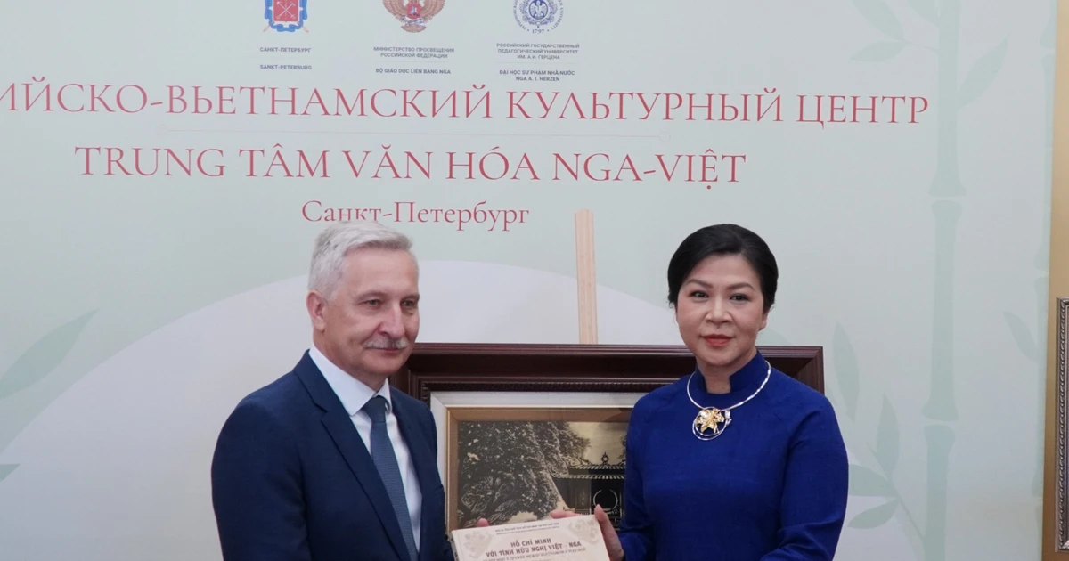 Madame Ngo Phuong Ly (R), wife of Party General Secretary To Lam, presents the book series "Ho Chi Minh and the Viet Nam–Russia Friendship" to the Russia–Viet Nam Cultural Centre. (Photo: VNA)