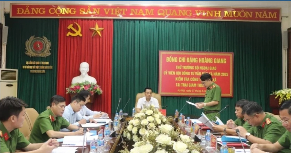 Deputy Foreign Minister Dang Hoang Giang, a member of the 2025 Amnesty Advisory Council (second phase), on August 7 has a working session with managers and staff of Thanh Xuan Prison in Hanoi. (Photo: VNA)