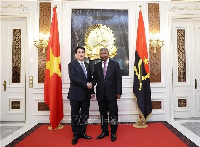 Angolan President João Manuel Gonçalves Lourenço (R) welcomes State President Luong Cuong. (Photo: VNA)