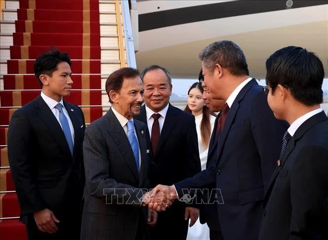 Sultan of Brunei arrives in Hanoi, beginning state visit to Vietnam