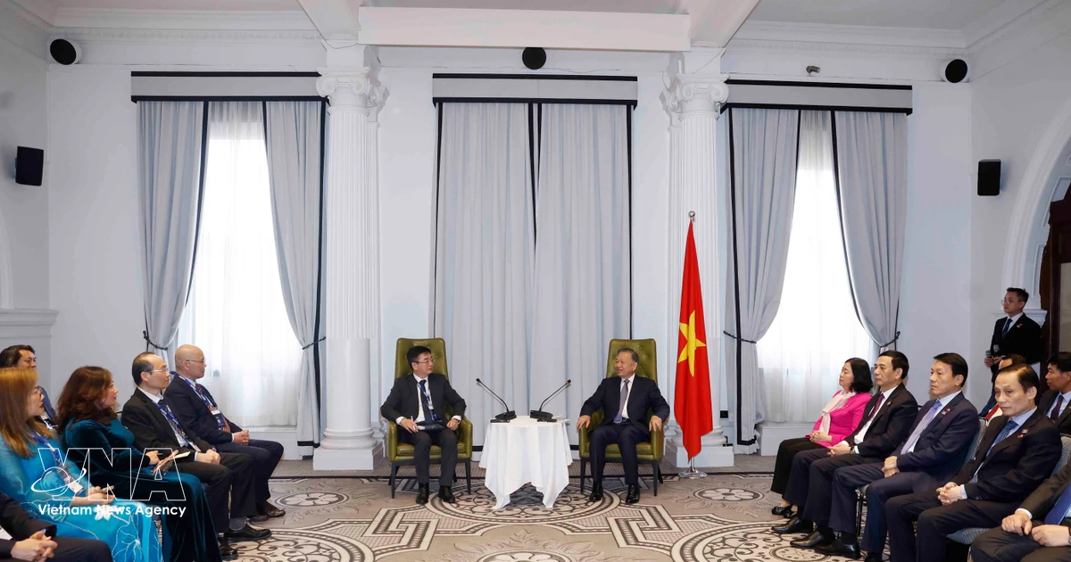 Top leader receives Vietnamese intellectuals, scientists in Australia