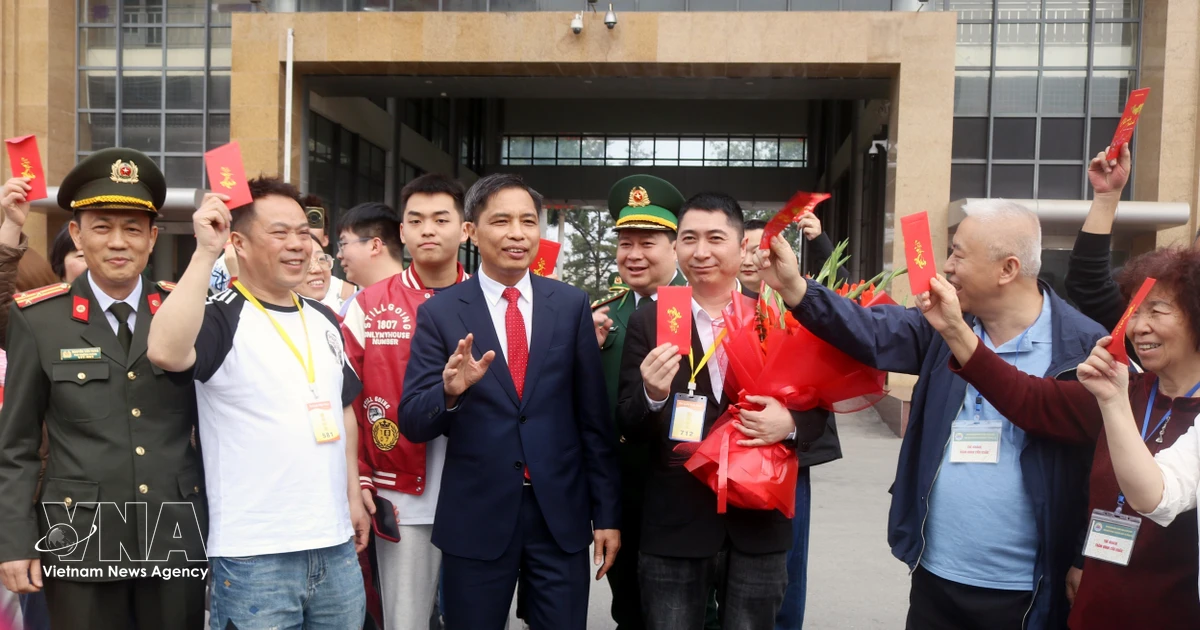Mong Cai int’l border gate bustles with first tourists in Lunar New Year