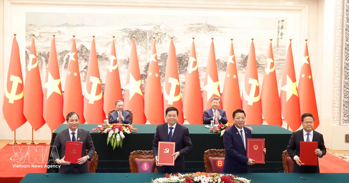 Vietnam, China sign 32 cooperation documents