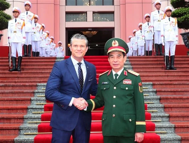 General Phan Van Giang, Minister of National Defence of Viet Nam (right), and US Secretary of War Pete Hegseth at their talks in Ha Noi on November 2 (Photo: VNA)
