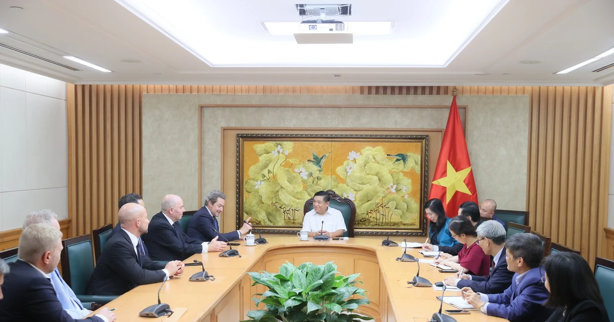 Deputy Prime Minister Nguyen Chi Dung receives a delegation from the Germany – Viet Nam Friendship Association (DVG) led by its President Rolf Schulze in Ha Noi on October 17 (Photo: VNA) 
