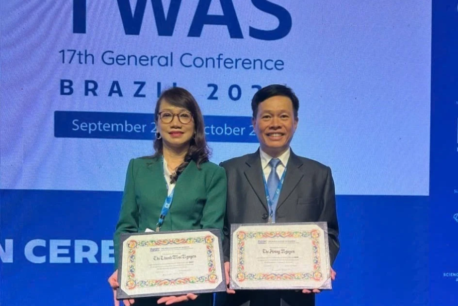 Professor, Doctor of Science Nguyen The Hoang (R) and Professor Dr. Nguyen Thi Thanh Mai have been officially recognised as Fellows of the World Academy of Sciences. (Photo: VNA) 