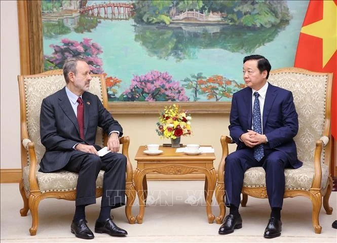 Deputy Prime Minister Tran Hong Ha (right) hosts Italian Ambassador to Viet Nam Marco Della Seta on October 15. (Photo: VNA)