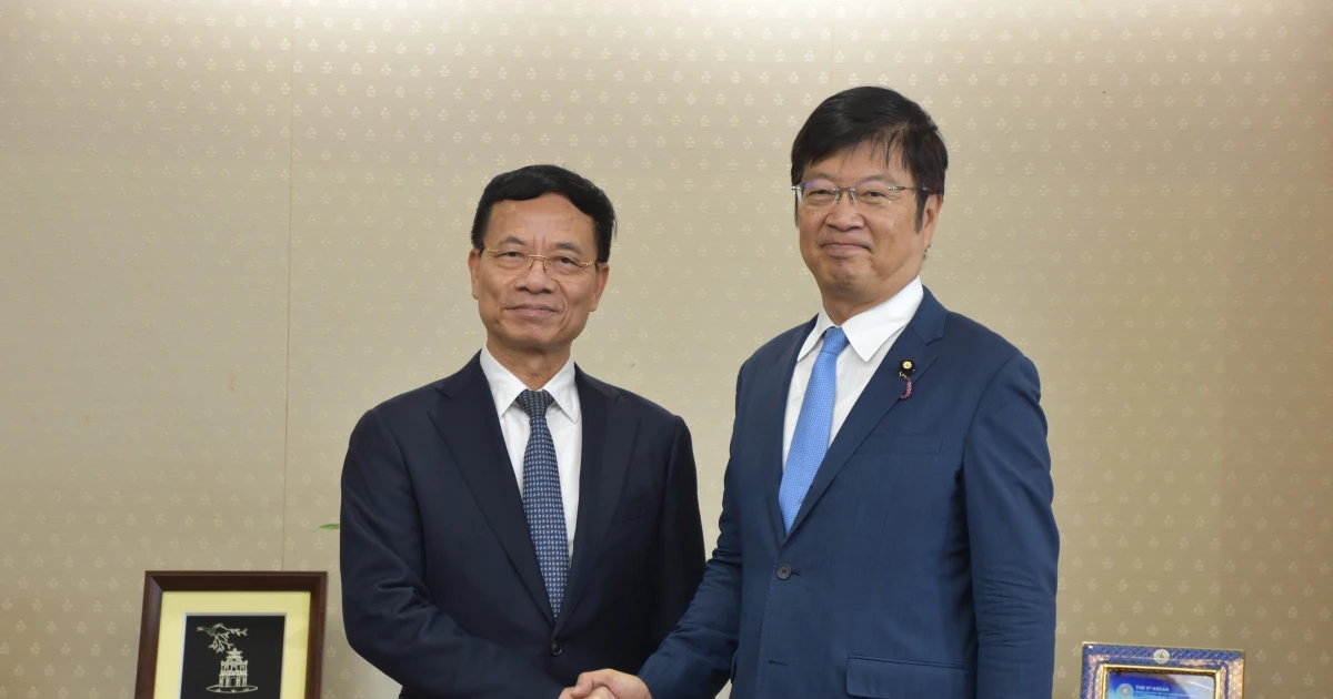 State Minister for Internal Affairs and Communications of Japan, Adachi Masashi, welcomes Minister Nguyen Manh Hung (left) and the Vietnamese delegation on their visit to Japan. (Photo: VNA)