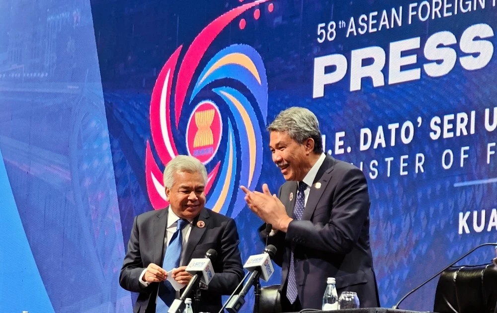 Malaysian Foreign Minister Mohamad Hasan (right) with Foreign Ministry Secretary-General Amran Mohamed Zin at a press conference held at the Kuala Lumpur Convention Centre on July 11. (Photo: Bernama) 
