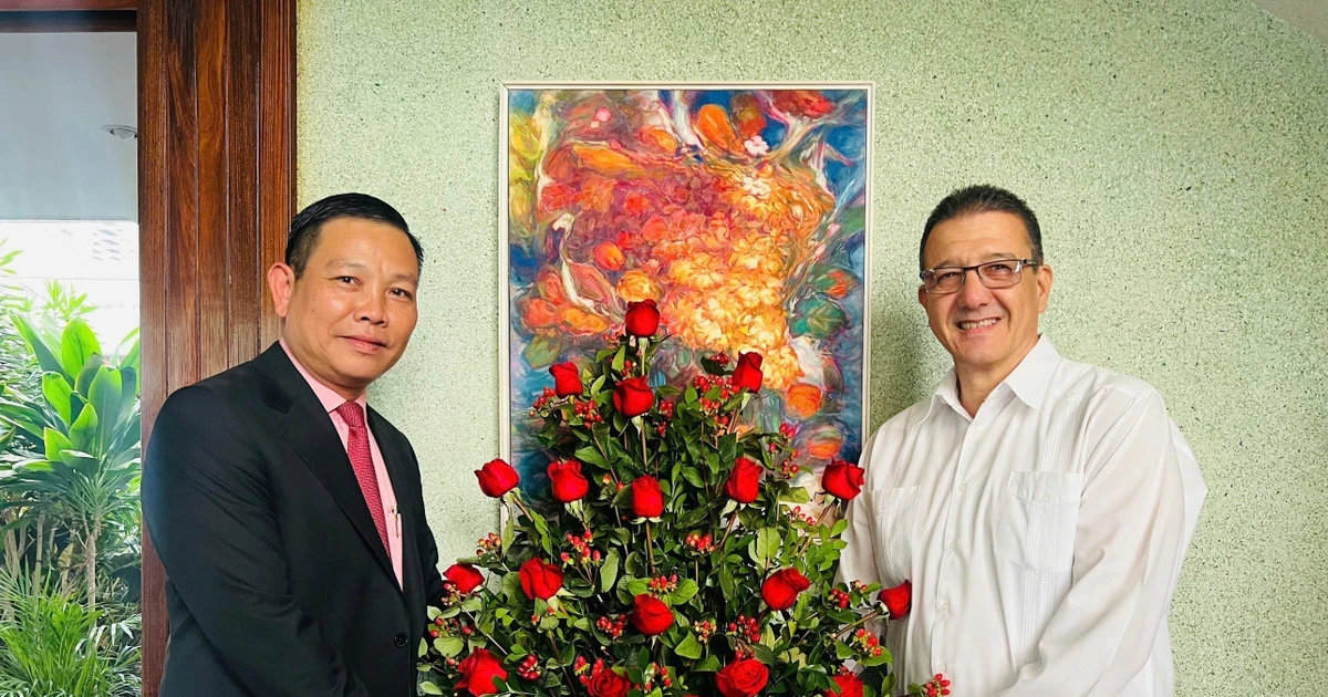 Cuban diplomat praises CPV’s leadership role in Vietnam’s development