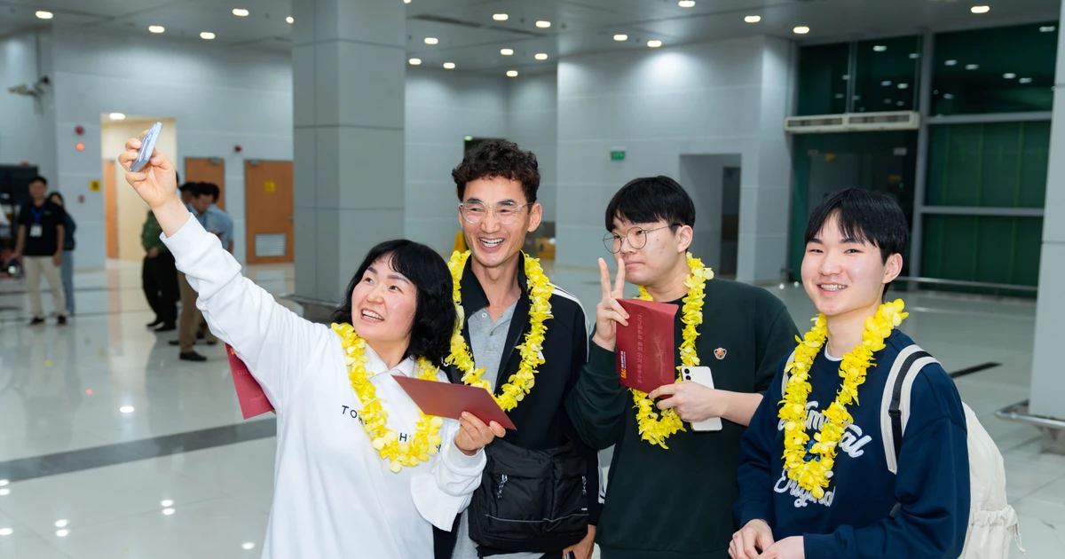 Korean passengers take a selfie after arriving at Phu Quoc International Airport on January 1, 2026. (Photo: Sun Group)