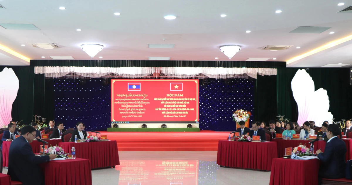 At the meeting between the Dien Bien Party Committee’s Commission for Information, Education and Mass Mobilisation and the propaganda information and training commissions of the Party committees of the Lao provinces of Phongsaly, Oudomxay and Luang Prabang, held in Viet Nam's northwestern mountainous province on December 17. (Photo: dienbientv.vn)