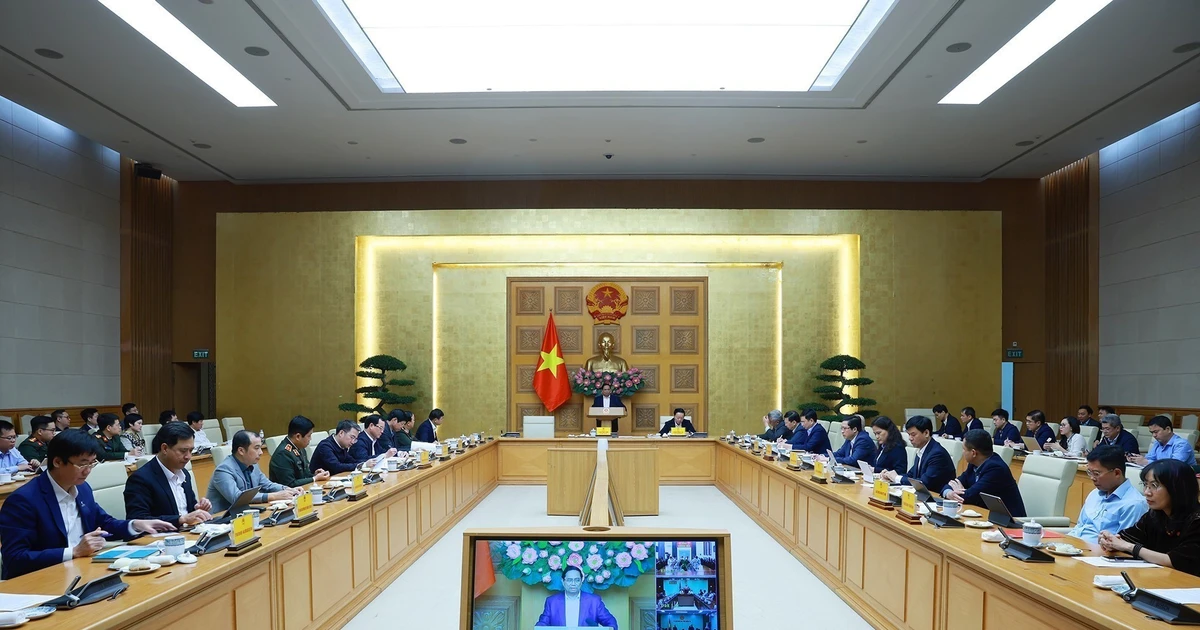 Prime Minister Pham Minh Chinh (centre) chairs a hybrid meeting meeting with ministries, central agencies and local authorities on December 17 to review the implementation of the “Quang Trung Campaign” to rebuild and repair homes that are severely damaged by recent storms and floods. (Photo: VNA)