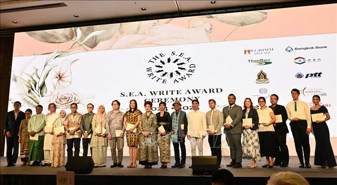 Two Vietnamese writers honoured with S.E.A. Write Award
