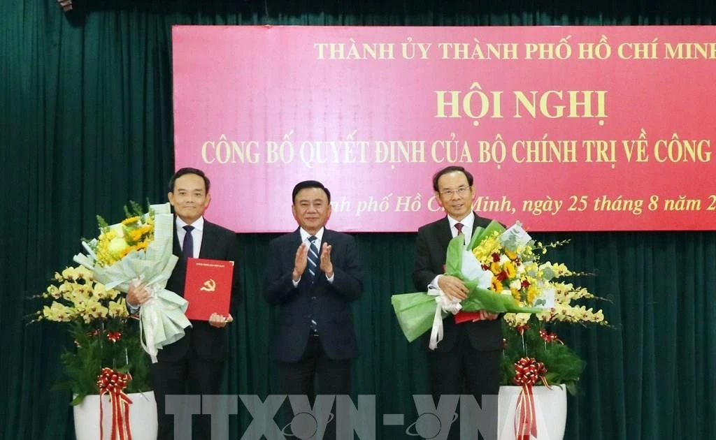 Standing member of the Party Central Committee’s Secretariat Tran Cam Tu (C) presents the Politburo’s decisions to Nguyen Van Nen (R) and Tran Luu Quang. (Photo: VNA)