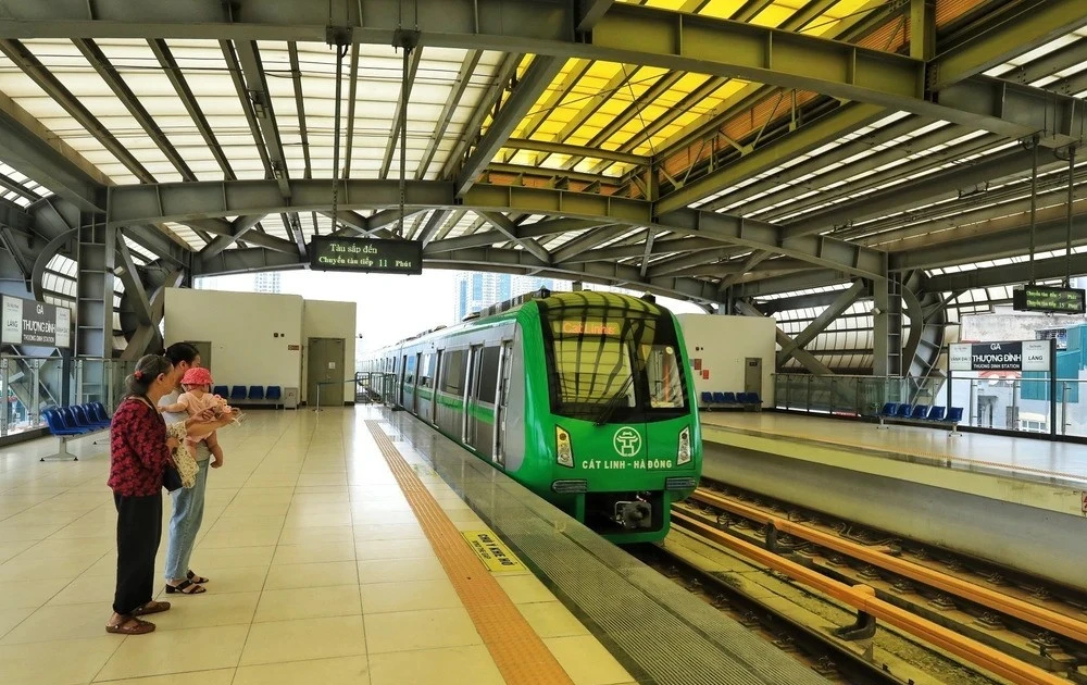 Passengers wait at Thuong Dinh station (Photo: VNA)