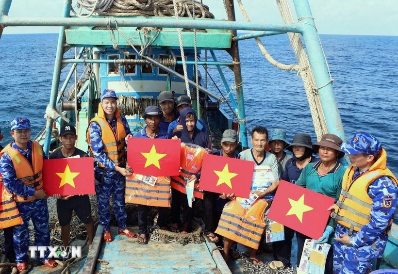 National flags and life jackets are presented to fishermen. (Photo: VNA)