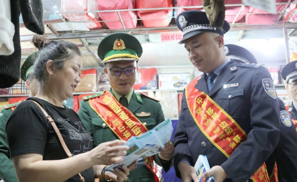 Vietnamese, Chinese border guards coordinate to promote legal awareness among residents