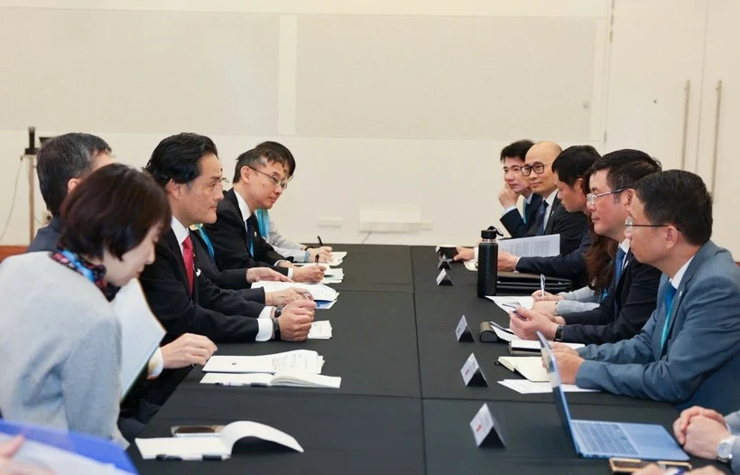 Vietnamese Minister of Industry and Trade Nguyen Hong Dien holds a bilateral meeting with State Minister of the Cabinet Office of Japan Kazuchika Iwata in Melbourne, Australia, on November 20, 2025 on the sidelines of the ninth Commission Meeting of the Comprehensive and Progressive Agreement for Trans-Pacific Partnership (CPTPP). (Photo: VNA)