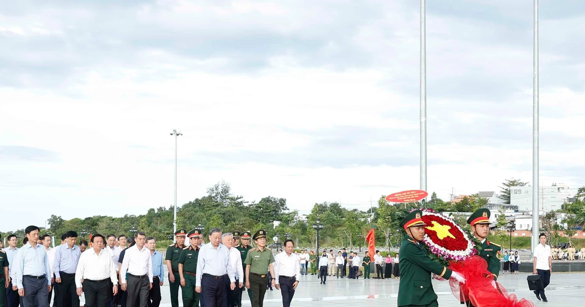 Party General Secretary To Lam pays floral tribute to President Ho Chi Minh at the late leader's monument. (Photo: VNA)
