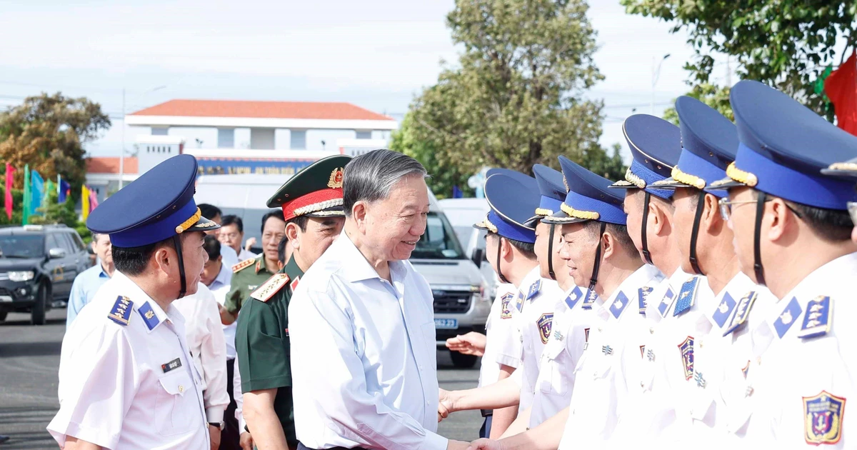 Party General Secretary To Lam and officers of the Coast Guard Region 4 Command. (Photo: VNA)