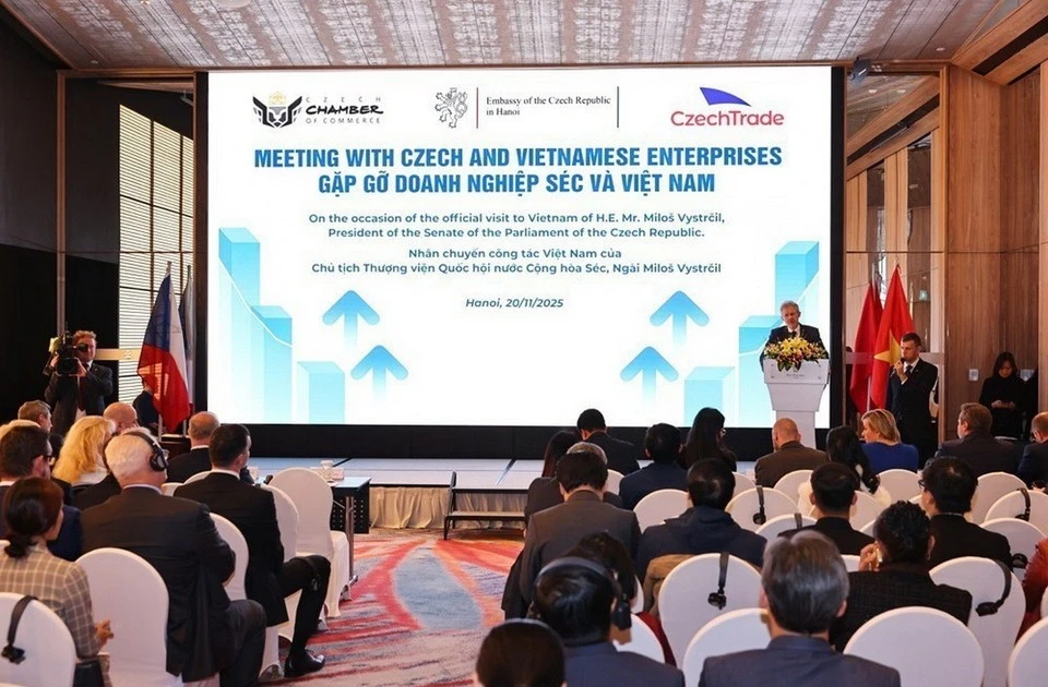 President of the Senate of the Parliament of the Czech Republic Milos Vystrcil on November 20 meets with Czech and Vietnamese enterprises in Ha Noi as part of his official visit to Viet Nam. (Photo: VNA)