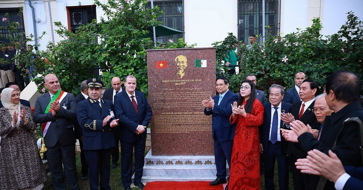 Prime Minister Pham Minh Chinh and his spouse attend the unveiling of a memorial stele honouring President Ho Chi Minh in Algiers on November 20, 2025 (Photo: VNA)