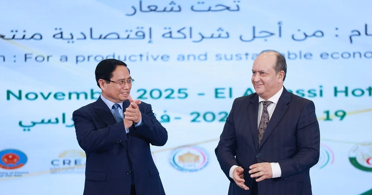Vietnamese Prime Minister Pham Minh Chinh and his Algerian counterpart Sifi Ghrieb attend the Viet Nam – Algeria economic forum in Algiers on November 19. (Photo: VNA)