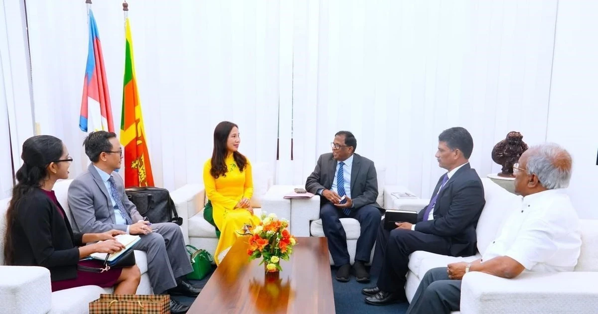 At the meeting between Vietnamese Ambassador to Sri Lanka Trinh Thi Tam (in yellow dress) and Northern Province Governor Nagalingam Vethanayahan on November 17 (Source: Vietnamese Embassy in Sri Lanka)