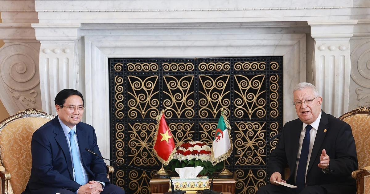 Prime Minister Pham Minh Chinh (L) meets with President of the Algerian Council of the Nation (Algerian Senate) Azzouz Nasri in Algiers on November 20, 2025. (Photo: VNA)