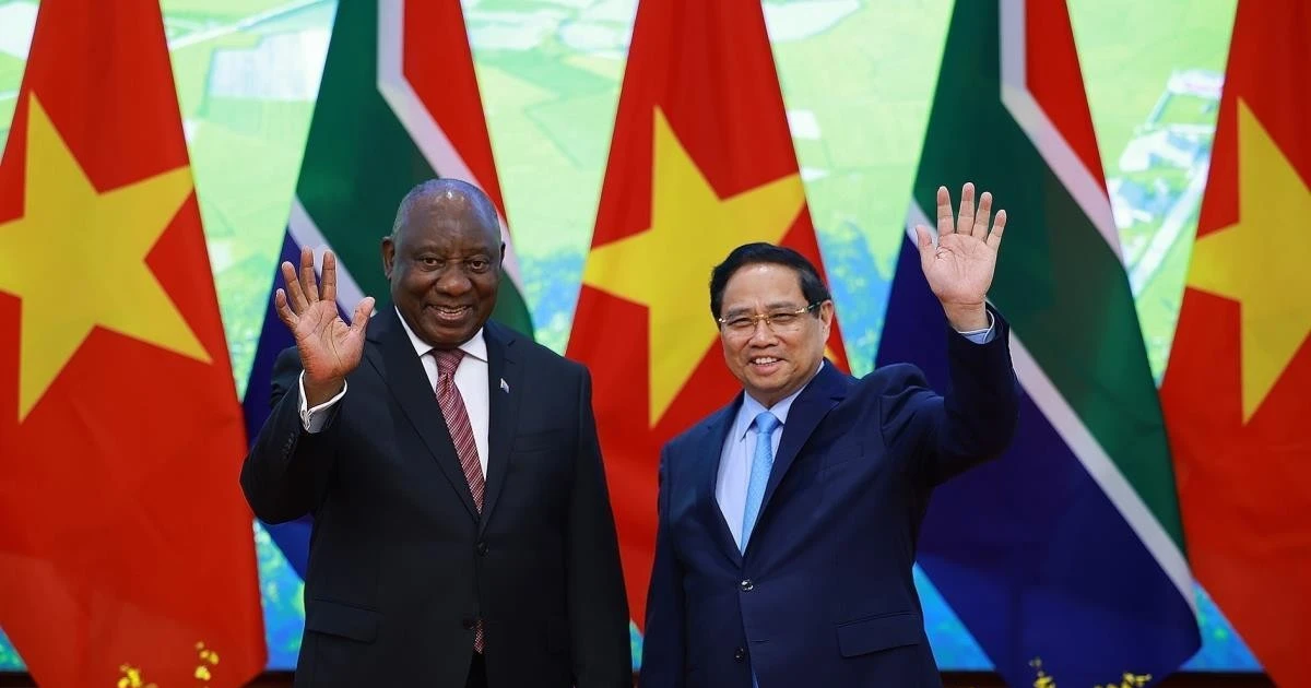 Prime Minister Pham Minh Chinh (right) meets with South African President Matamela Cyril Ramaphosa in Ha Noi on October 23. (Photo: VNA)
