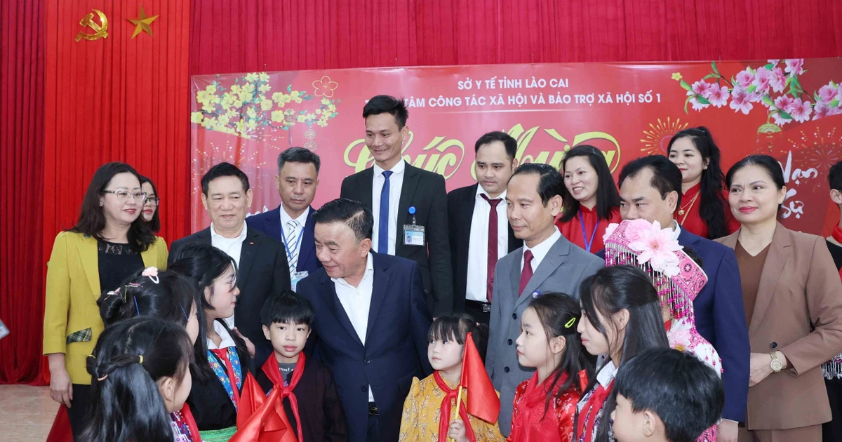 Tet warmth reaches Lao Cai as senior Party official visits local residents