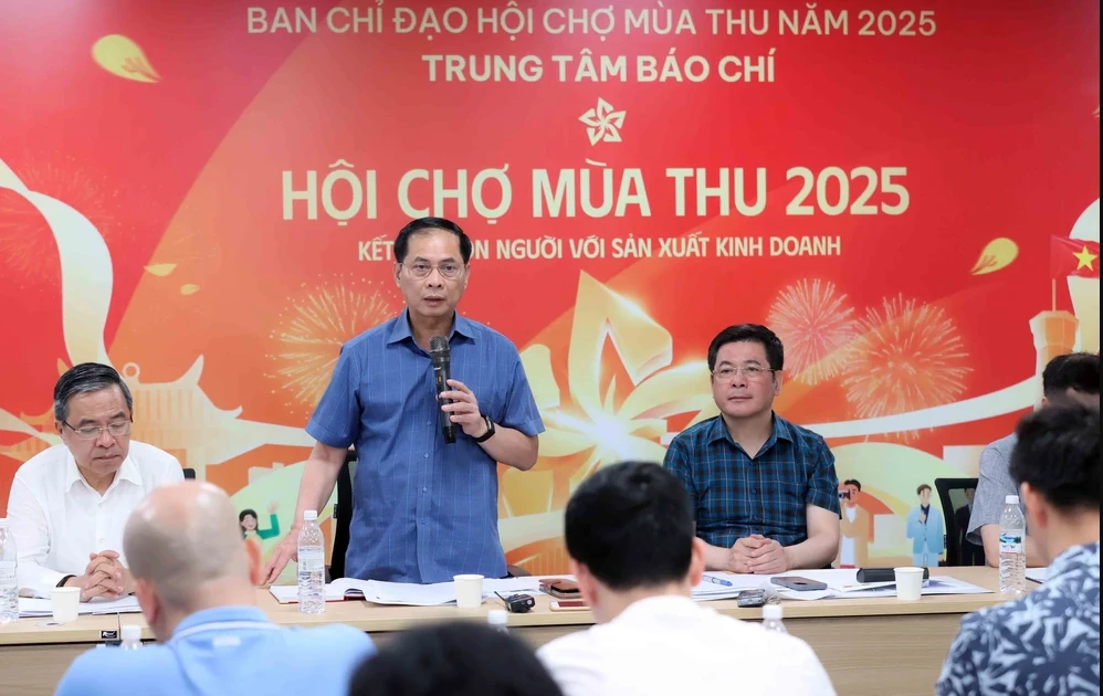 Deputy Prime Minister Bui Thanh Son chairs a meeting on the progress of construction and organisation of the Autumn Fair 2025. (Photo: VNA)