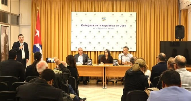 Cuba–Vietnam friendship through Italian eyes