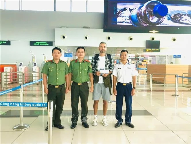 An officer from An Giang’s immigration management department in coordination with Coast Guard Region 4, assist Oleksandr Kyselytsia in completing exit procedures at Phu Quoc International Airport. (Photo: VNA)