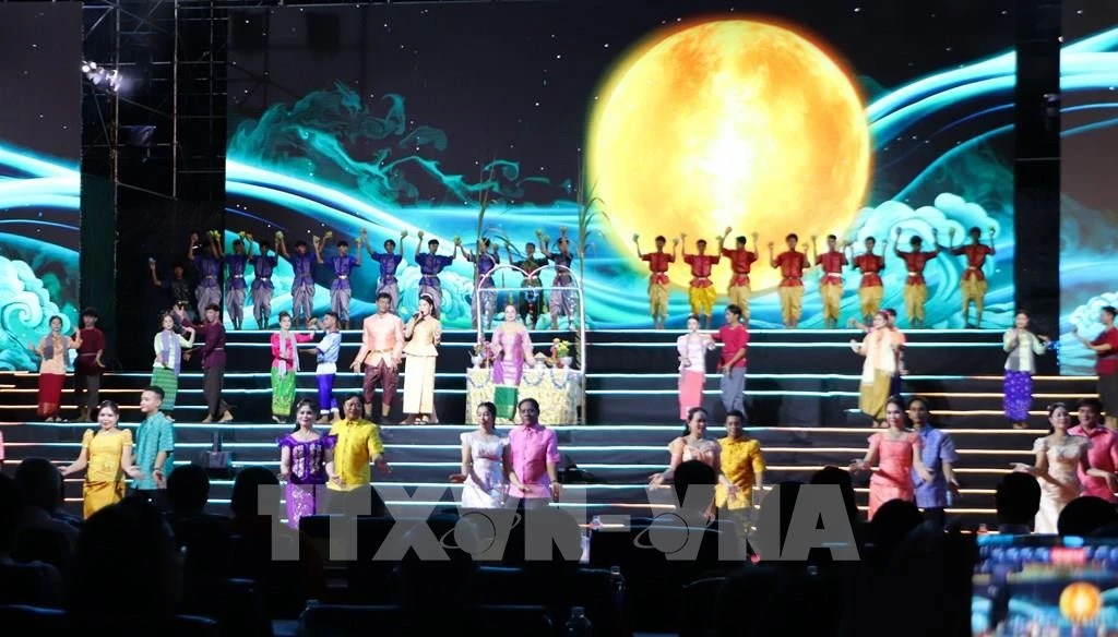 A musical performance at the Ok Om Bok Festival celebration in Vinh Long province on November 5 (Photo: VNA)