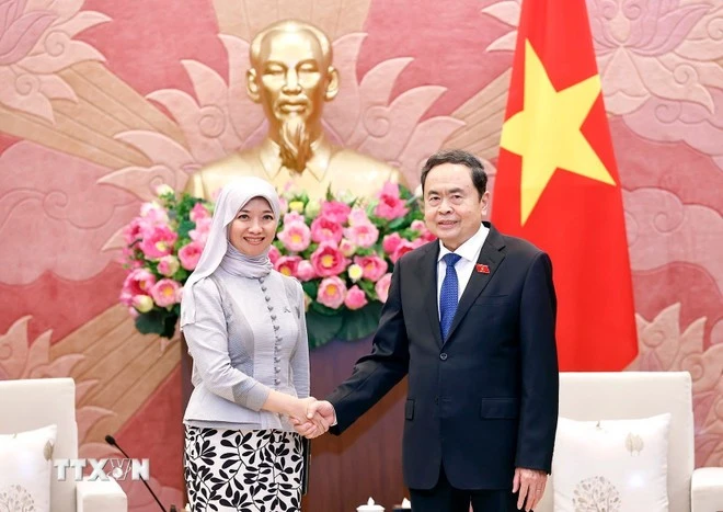 Chairman of the National Assembly Tran Thanh Man (right) and Secretary-General of the ASEAN Inter-Parliamentary Assembly (AIPA) Siti Rozaimeriyanty Dato Haji Abdul Rahman at the meeting in Ha Noi on August 25. (Photo: VNA)